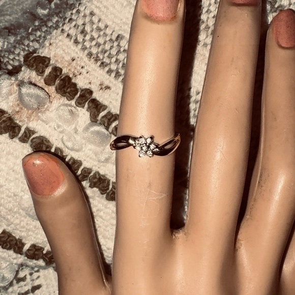 Elegant solid 10k yellow Gold Floral Ring - Picture 2 of 10